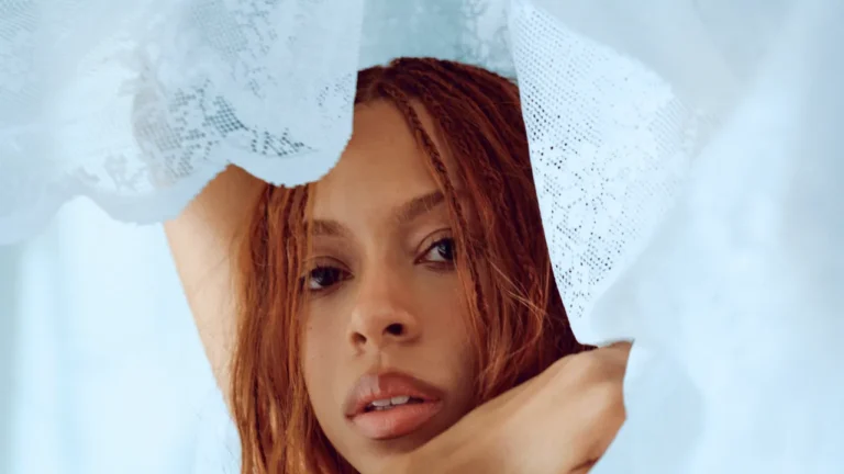 11 neue Alben, die Sie sich jetzt anhören sollten: Ravyn Lenae, Karol G und mehr