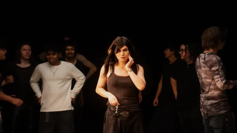 Unterstriche erhellen die Klangbühne im neuen „The Peace“-Video
