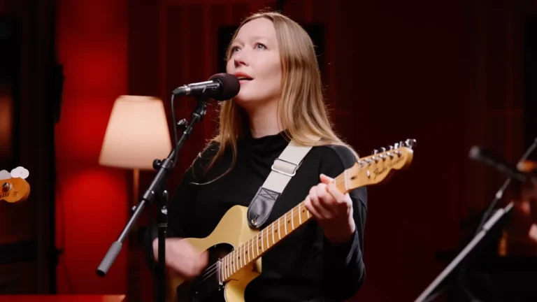Sehen Sie, wie Julia Jacklin „Every Morning“ von Sugar Ray covert