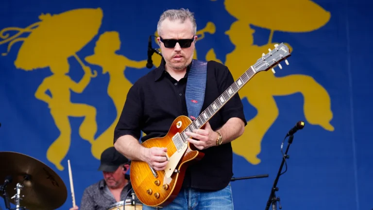 Jason Isbell verklagt Suno