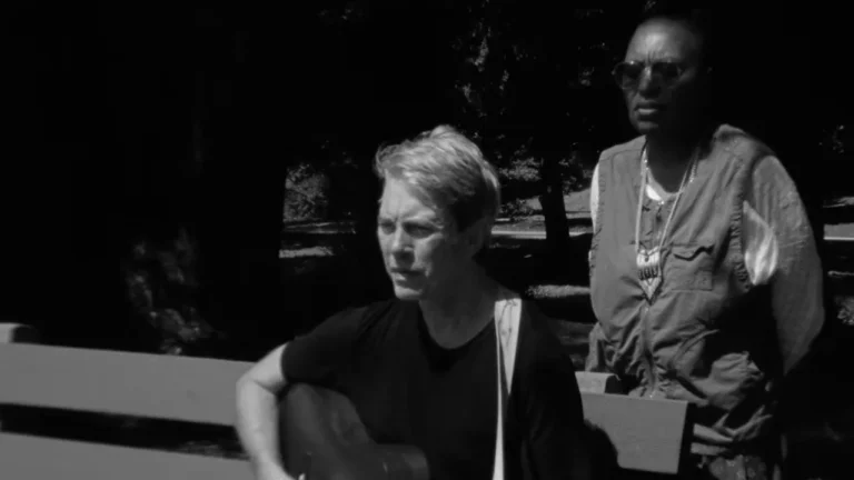 Bill Callahan begleitet Meshell Ndegeocello bei der Coverversion von Bob Dylans „With God on Our Side“