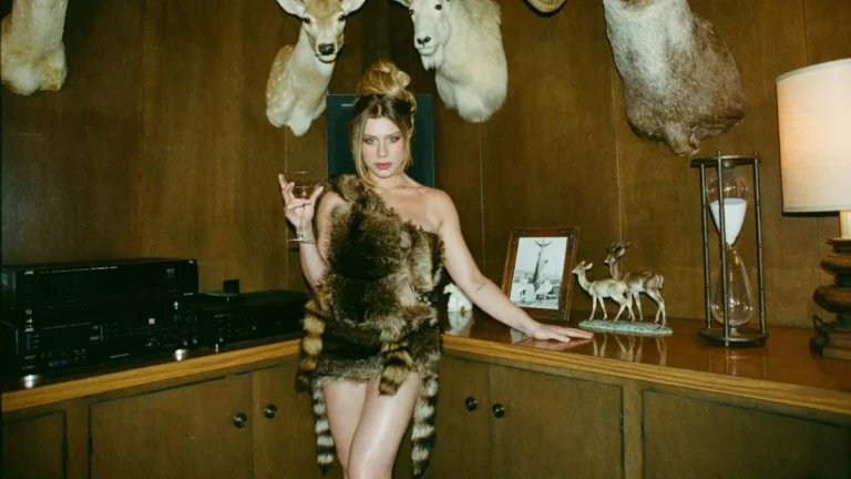 Sehen Sie, wie Slayyyter im Video „I Think He’s Got a Girl“ ein Waschbärfell rockt