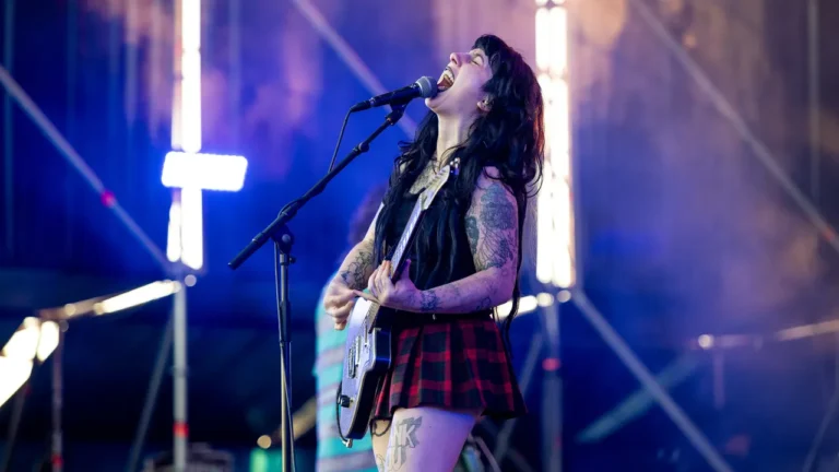 „Karly Hartzman plant Solo-Tour am Mittwoch“