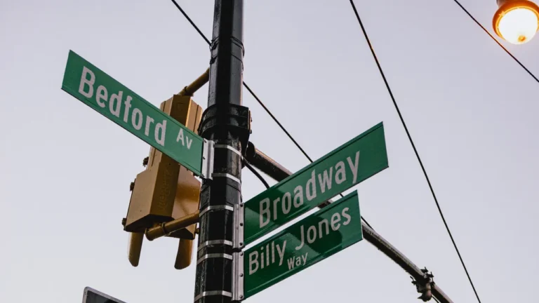 „Brooklyn Street nach Billy Jones, Mitbegründer von Late Baby’s All Right“ benannt